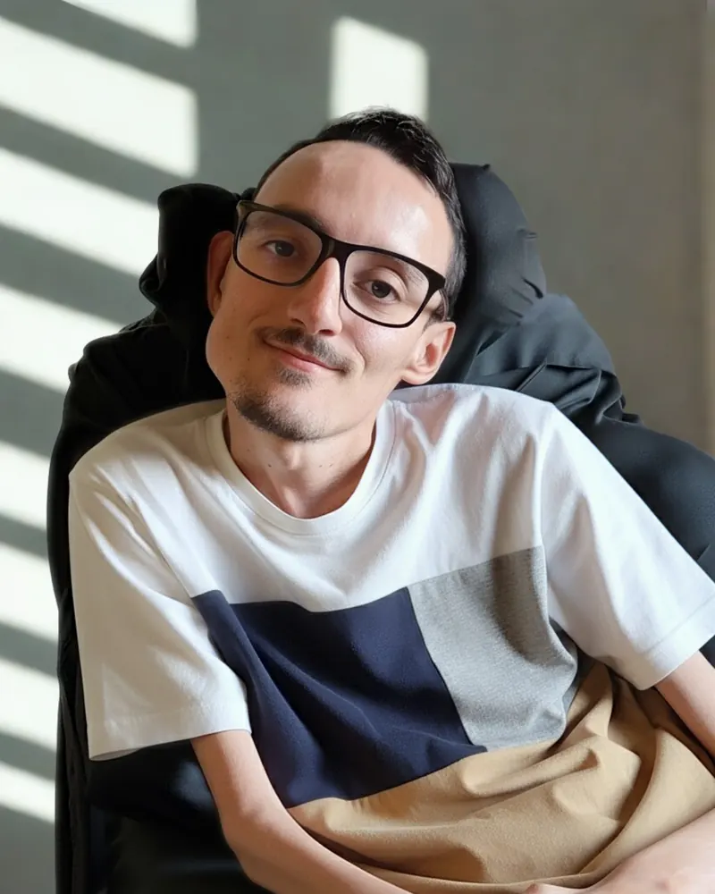 Gabriel, fundador da Marp Company, sorrindo, sentado em sua cadeira de rodas
